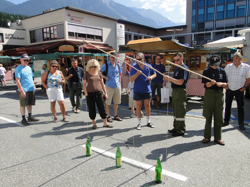 Feuerwehrjugend unterstützt Lions-Flohmarkt