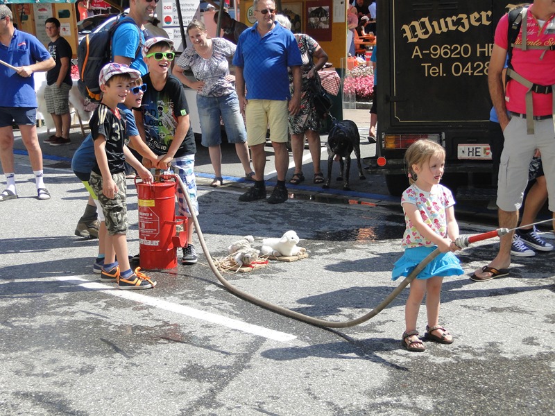 Feuerwehrjugend unterstützt Lions-Flohmarkt