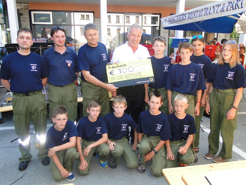 Feuerwehrjugend unterstützt Lions-Flohmarkt